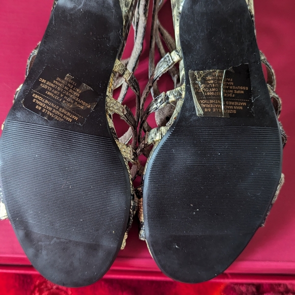 Women's Shoes - Picture 2 of 4